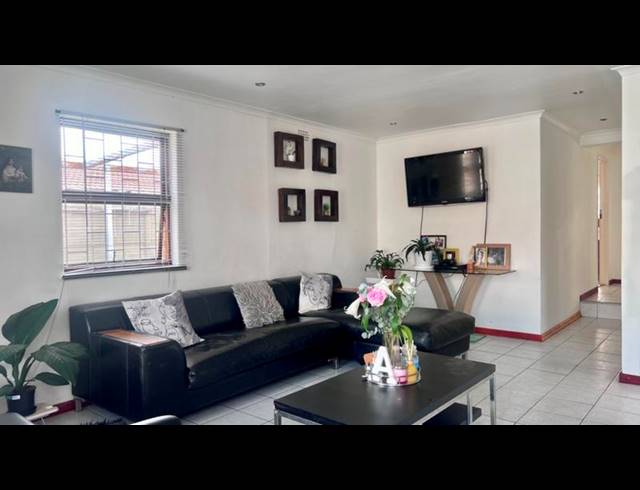 3 BEDROOM HOUSE FOR SALE IN WELTEVREDEN VALLEY